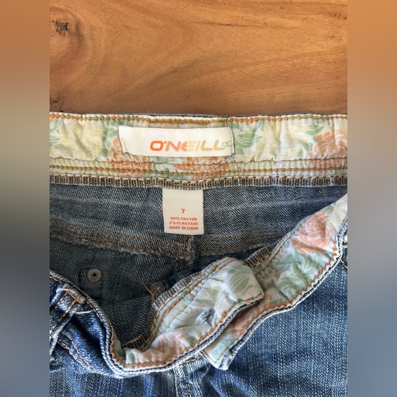 O’Neill Low Rise Denim Cutoff Shorts Size 7 - Picture 2 of 6